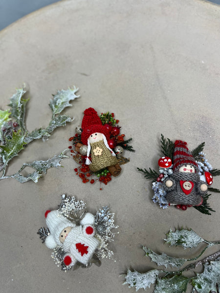 Christmas flower brooch with dolls