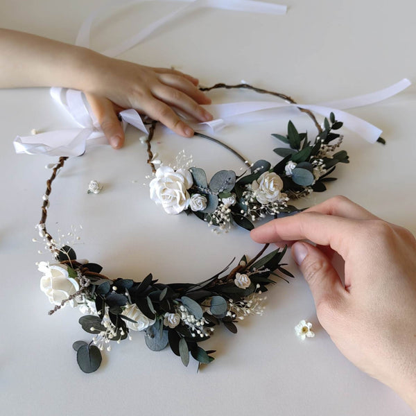 Matching hair wreaths for mum and daughter