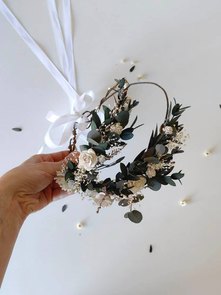 Matching hair wreaths for mum and daughter