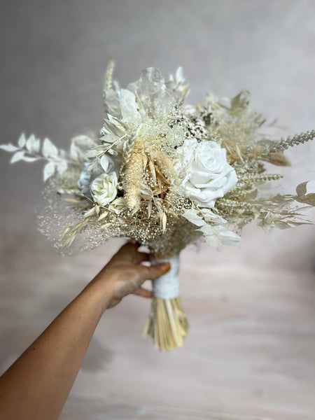 White boho bouquet Bridal flower bouquet Wedding accessories Bride to be Bouquet inspiration White roses Powder pastel colours Magaela