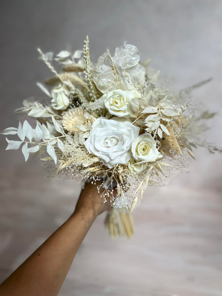 White boho bouquet Bridal flower bouquet Wedding accessories Bride to be Bouquet inspiration White roses Powder pastel colours Magaela