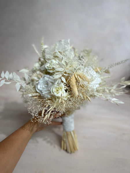 White boho bouquet Bridal flower bouquet Wedding accessories Bride to be Bouquet inspiration White roses Powder pastel colours Magaela