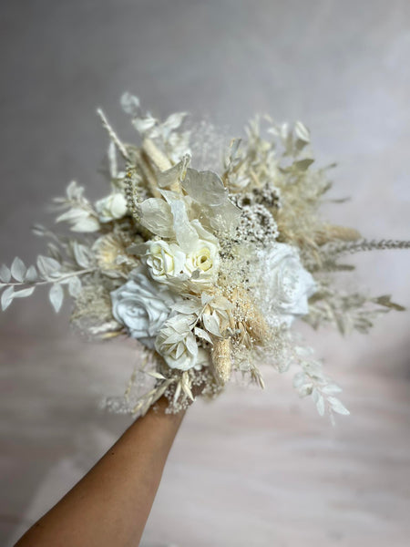 White boho bouquet Bridal flower bouquet Wedding accessories Bride to be Bouquet inspiration White roses Powder pastel colours Magaela