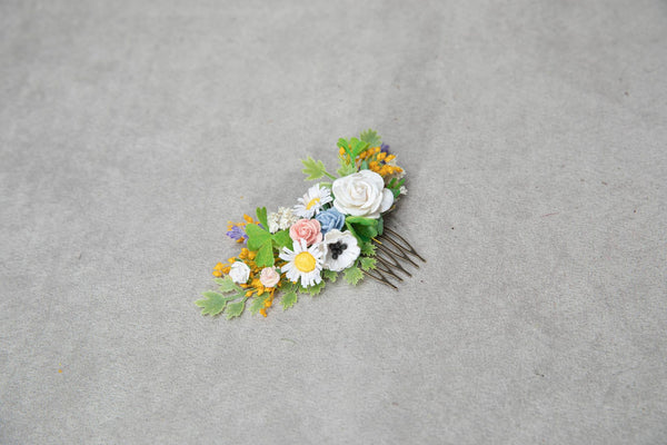 Flower bridal hair comb Meadow daisy and roses hair comb Spring wedding Bridal hair accessories White roses Magaela Wedding hairstyle inspo