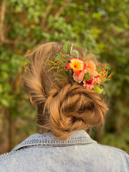 Tropical flower hair comb Wedding summer comb Plumeria flower comb Headpiece for bride Exotic wedding Colourful flower headpiece magaela