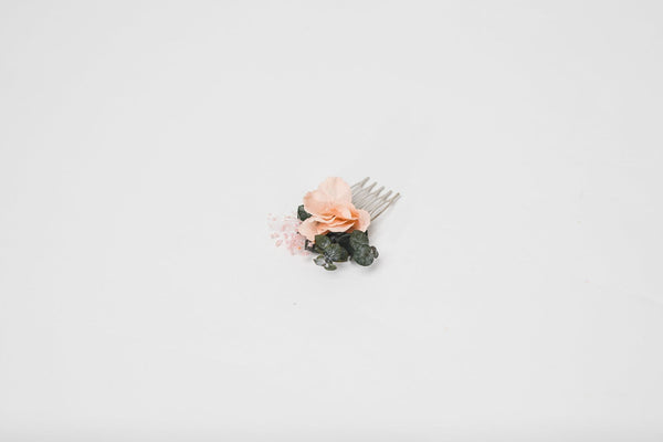 Peach and green mini flower comb Peach wedding Flower hair comb for bride Bridesmaid gift Apricot wedding 2021 Magaela Small bridesmaid comb