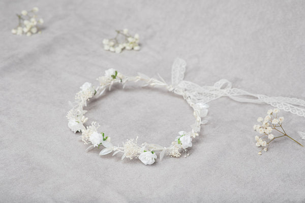 Communion wreath with white roses