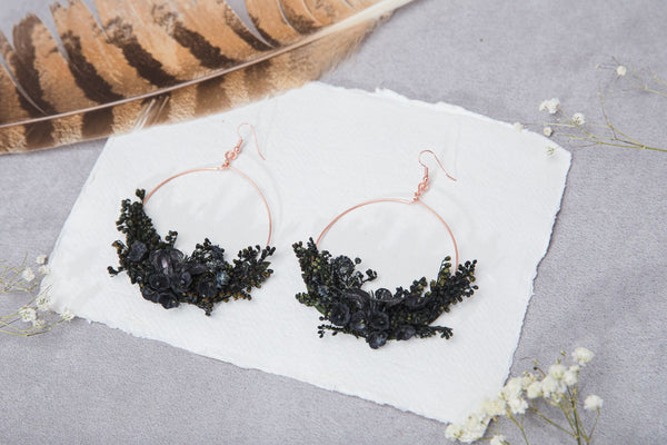Black flower circle earrings