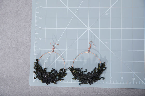 Black flower circle earrings