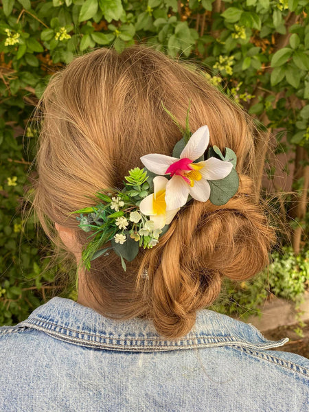 Romantic tropical flower comb Exotic wedding Greenery comb Hawaiian wedding comb Plumeria bridal comb Beach White and green comb Magaela