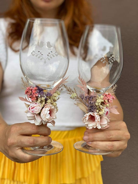 Flower decoration for wedding glasses Bride and groom glasses Customisable flower arrangement Glass decoration Wedding flowers with wire