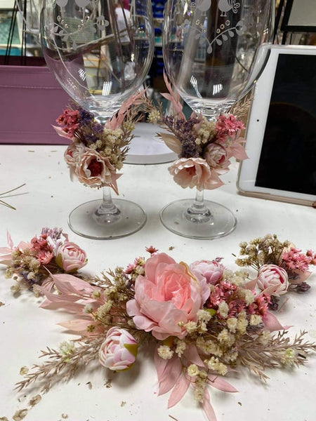 Flower decoration for wedding glasses Bride and groom glasses Customisable flower arrangement Glass decoration Wedding flowers with wire