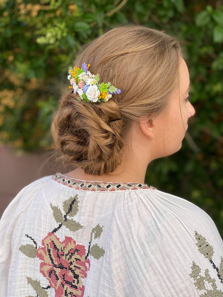 Flower bridal hair comb Meadow daisy and roses hair comb Spring wedding Bridal hair accessories White roses Magaela Wedding hairstyle inspo