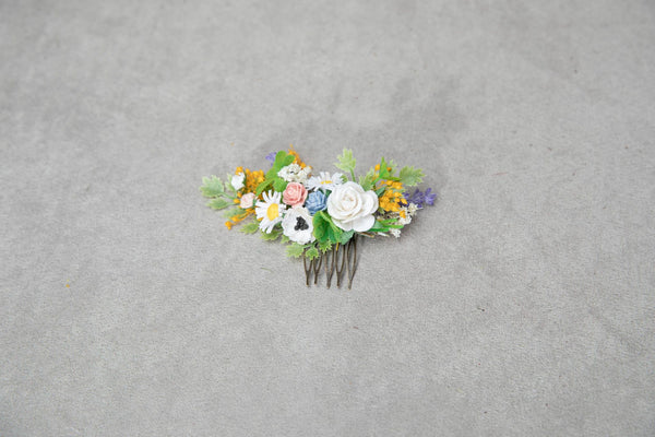 Flower bridal hair comb Meadow daisy and roses hair comb Spring wedding Bridal hair accessories White roses Magaela Wedding hairstyle inspo