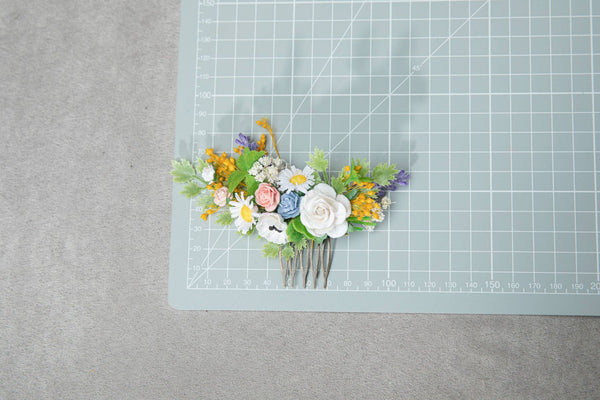 Flower bridal hair comb Meadow daisy and roses hair comb Spring wedding Bridal hair accessories White roses Magaela Wedding hairstyle inspo