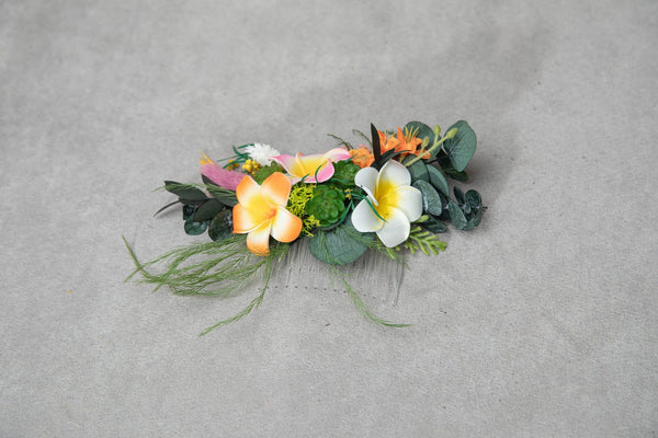 Hawaii bridal comb Plumeria flower headpiece for bride Beach wedding comb Tropical customisable flower clip Magaela Wedding by the sea comb