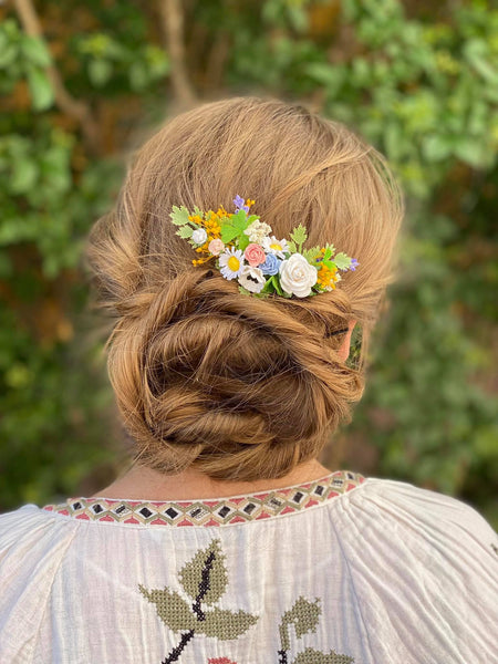 Flower bridal hair comb Meadow daisy and roses hair comb Spring wedding Bridal hair accessories White roses Magaela Wedding hairstyle inspo