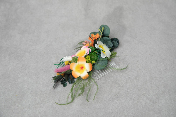 Hawaii bridal comb Plumeria flower headpiece for bride Beach wedding comb Tropical customisable flower clip Magaela Wedding by the sea comb