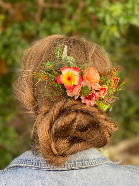 Tropical flower hair comb Wedding summer comb Plumeria flower comb Headpiece for bride Exotic wedding Colourful flower headpiece magaela