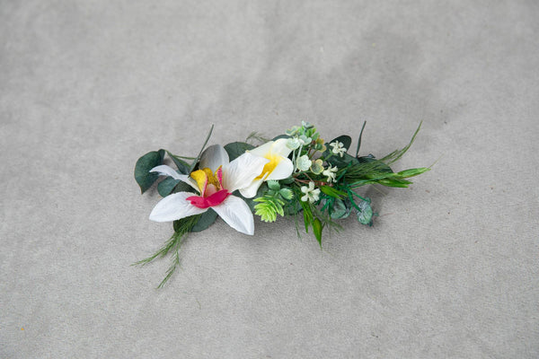 Romantic tropical flower comb Exotic wedding Greenery comb Hawaiian wedding comb Plumeria bridal comb Beach White and green comb Magaela