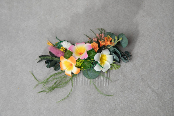 Hawaii bridal comb Plumeria flower headpiece for bride Beach wedding comb Tropical customisable flower clip Magaela Wedding by the sea comb