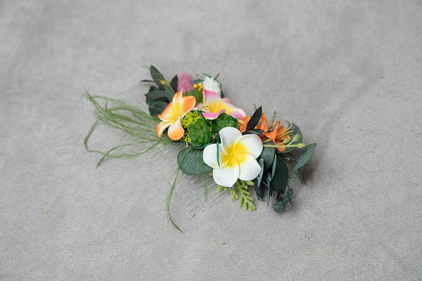 Hawaii bridal comb Plumeria flower headpiece for bride Beach wedding comb Tropical customisable flower clip Magaela Wedding by the sea comb