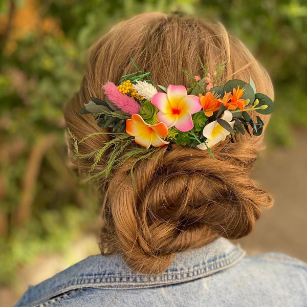 Hawaii bridal comb Plumeria flower headpiece for bride Beach wedding comb Tropical customisable flower clip Magaela Wedding by the sea comb