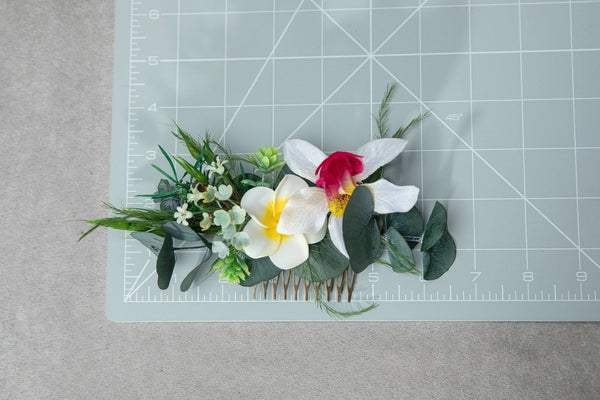 Romantic tropical flower comb Exotic wedding Greenery comb Hawaiian wedding comb Plumeria bridal comb Beach White and green comb Magaela