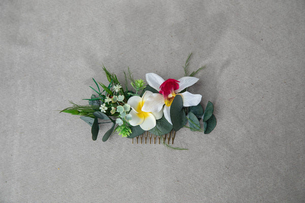 Romantic tropical flower comb Exotic wedding Greenery comb Hawaiian wedding comb Plumeria bridal comb Beach White and green comb Magaela