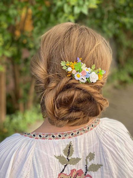 Flower bridal hair comb Meadow daisy and roses hair comb Spring wedding Bridal hair accessories White roses Magaela Wedding hairstyle inspo