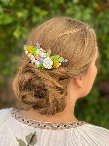 Flower bridal hair comb Meadow daisy and roses hair comb Spring wedding Bridal hair accessories White roses Magaela Wedding hairstyle inspo