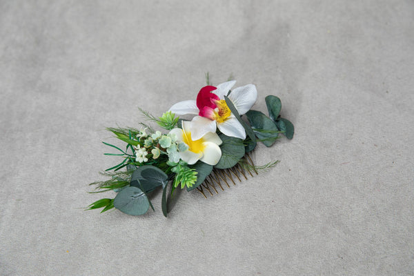 Romantic tropical flower comb Exotic wedding Greenery comb Hawaiian wedding comb Plumeria bridal comb Beach White and green comb Magaela