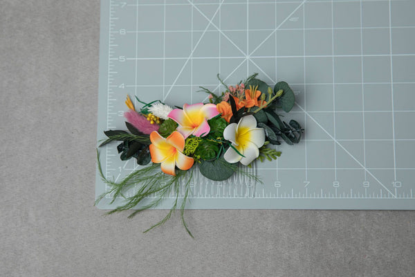 Hawaii bridal comb Plumeria flower headpiece for bride Beach wedding comb Tropical customisable flower clip Magaela Wedding by the sea comb