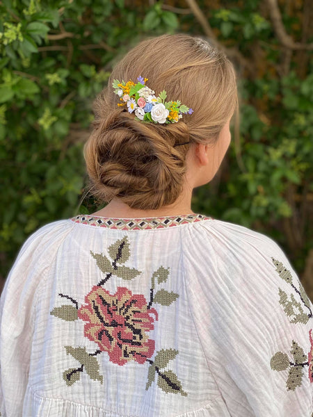 Flower bridal hair comb Meadow daisy and roses hair comb Spring wedding Bridal hair accessories White roses Magaela Wedding hairstyle inspo