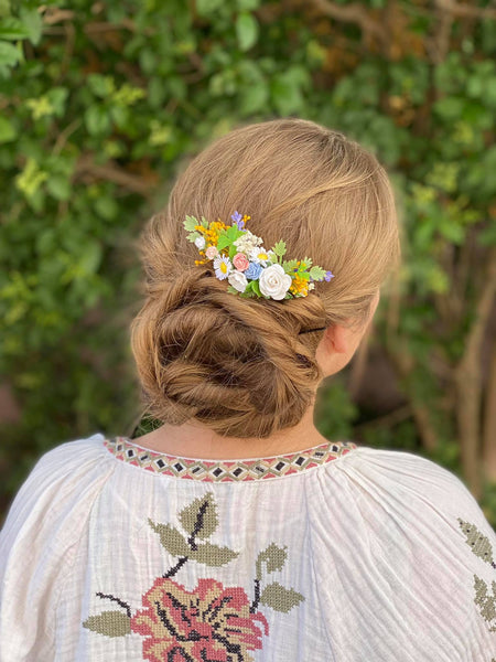 Flower bridal hair comb Meadow daisy and roses hair comb Spring wedding Bridal hair accessories White roses Magaela Wedding hairstyle inspo