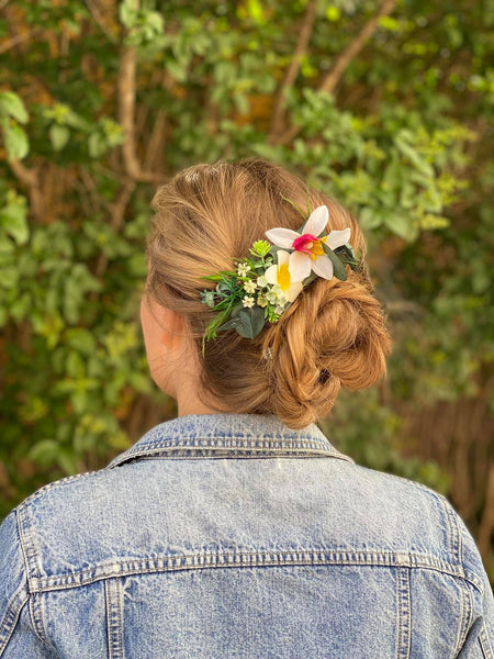 Romantic tropical flower comb Exotic wedding Greenery comb Hawaiian wedding comb Plumeria bridal comb Beach White and green comb Magaela