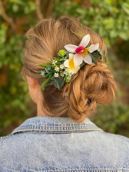 Romantic tropical flower comb Exotic wedding Greenery comb Hawaiian wedding comb Plumeria bridal comb Beach White and green comb Magaela