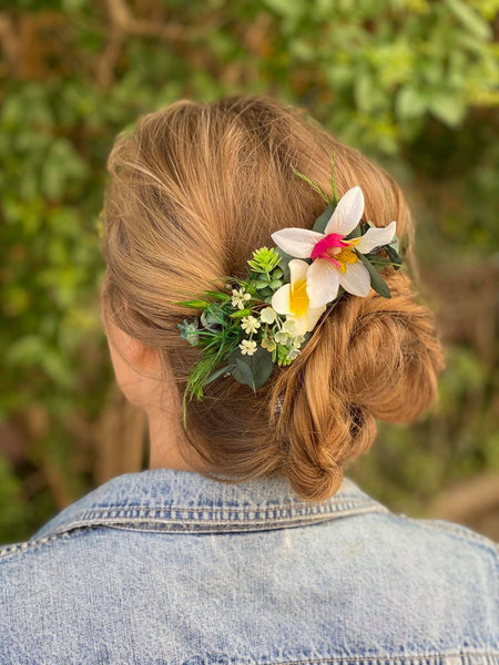 Romantic tropical flower comb Exotic wedding Greenery comb Hawaiian wedding comb Plumeria bridal comb Beach White and green comb Magaela