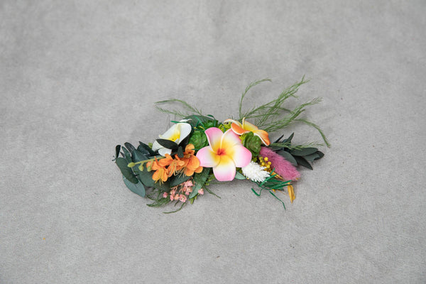 Hawaii bridal comb Plumeria flower headpiece for bride Beach wedding comb Tropical customisable flower clip Magaela Wedding by the sea comb