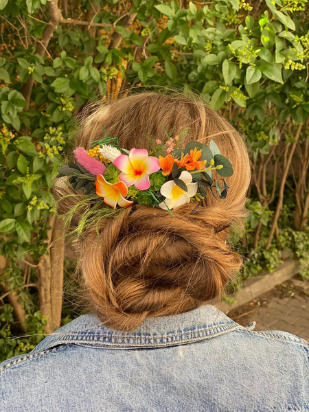 Hawaii bridal comb Plumeria flower headpiece for bride Beach wedding comb Tropical customisable flower clip Magaela Wedding by the sea comb
