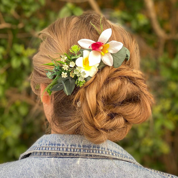 Romantic tropical flower comb Exotic wedding Greenery comb Hawaiian wedding comb Plumeria bridal comb Beach White and green comb Magaela