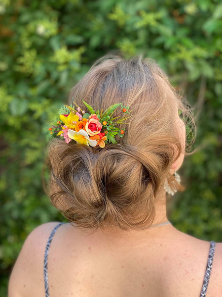 Exotic wedding hair comb Plumeria bridal comb Tropical wedding headpiece Magaela hair jewelry Wedding by the sea Beach wedding comb Hawaii