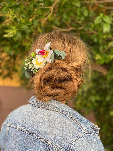 Romantic tropical flower comb Exotic wedding Greenery comb Hawaiian wedding comb Plumeria bridal comb Beach White and green comb Magaela
