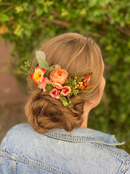 Tropical flower hair comb Wedding summer comb Plumeria flower comb Headpiece for bride Exotic wedding Colourful flower headpiece magaela
