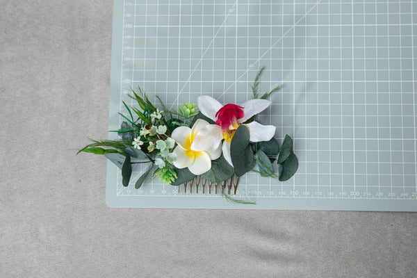 Romantic tropical flower comb Exotic wedding Greenery comb Hawaiian wedding comb Plumeria bridal comb Beach White and green comb Magaela