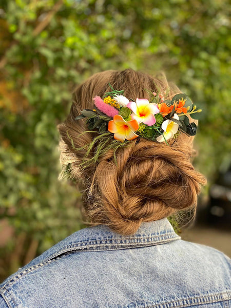 Hawaii bridal comb Plumeria flower headpiece for bride Beach wedding comb Tropical customisable flower clip Magaela Wedding by the sea comb