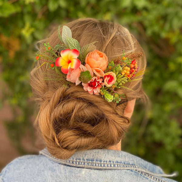 Tropical flower hair comb Wedding summer comb Plumeria flower comb Headpiece for bride Exotic wedding Colourful flower headpiece magaela