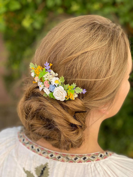 Flower bridal hair comb Meadow daisy and roses hair comb Spring wedding Bridal hair accessories White roses Magaela Wedding hairstyle inspo