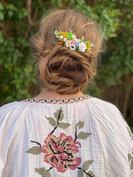 Flower bridal hair comb Meadow daisy and roses hair comb Spring wedding Bridal hair accessories White roses Magaela Wedding hairstyle inspo