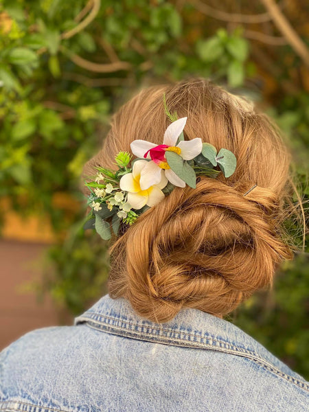 Romantic tropical flower comb Exotic wedding Greenery comb Hawaiian wedding comb Plumeria bridal comb Beach White and green comb Magaela